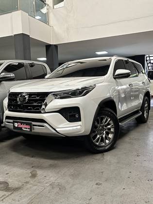 TOYOTA HILUX SW4 2.8 D-4D TURBO DIESEL SRX 4X4 AUTOMÁTICO TOYOTA HILUX SW4 2.8 D-4D TURBO DIESEL SRX 4X4 AUTOMÁTICO